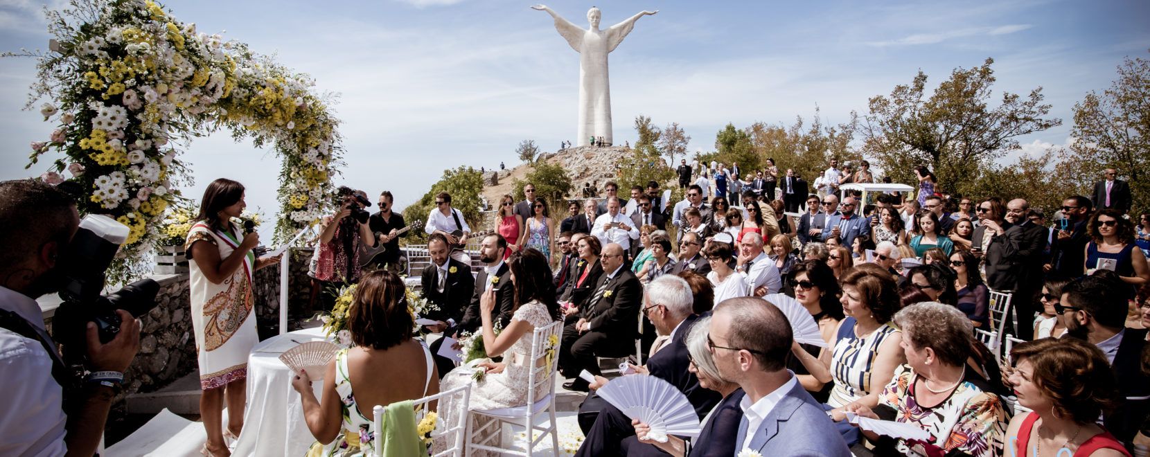 Vista Allestimento matrimonio sotto statua Cristo di Maratea