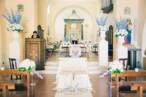 allestimento fiori chiesa delphinium ortensia interno Basilica di San Biagio Maratea