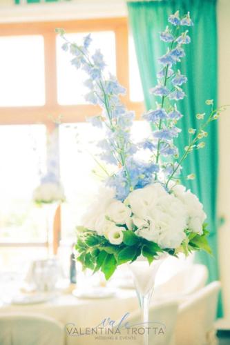 centrotavola delphinium celesti ortensia bianca